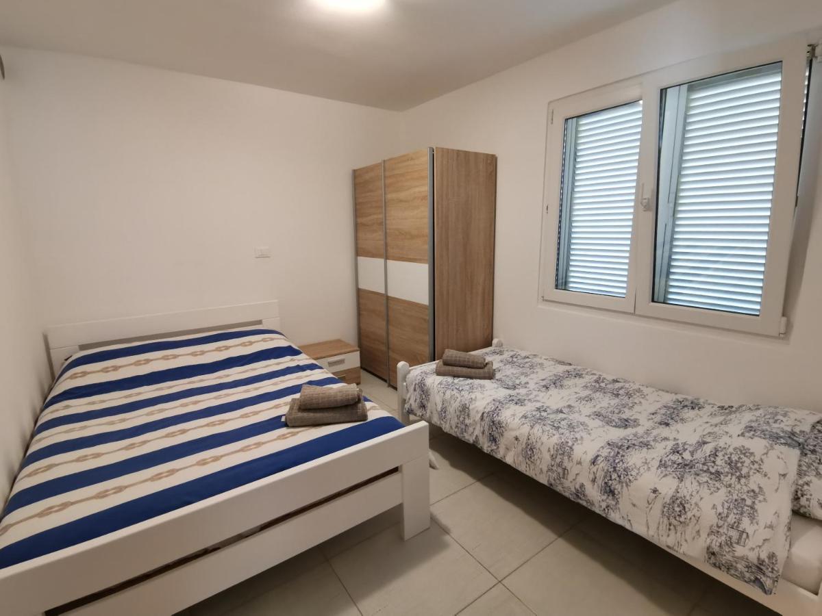 Apartments Victoria Савудрия Екстериор снимка
