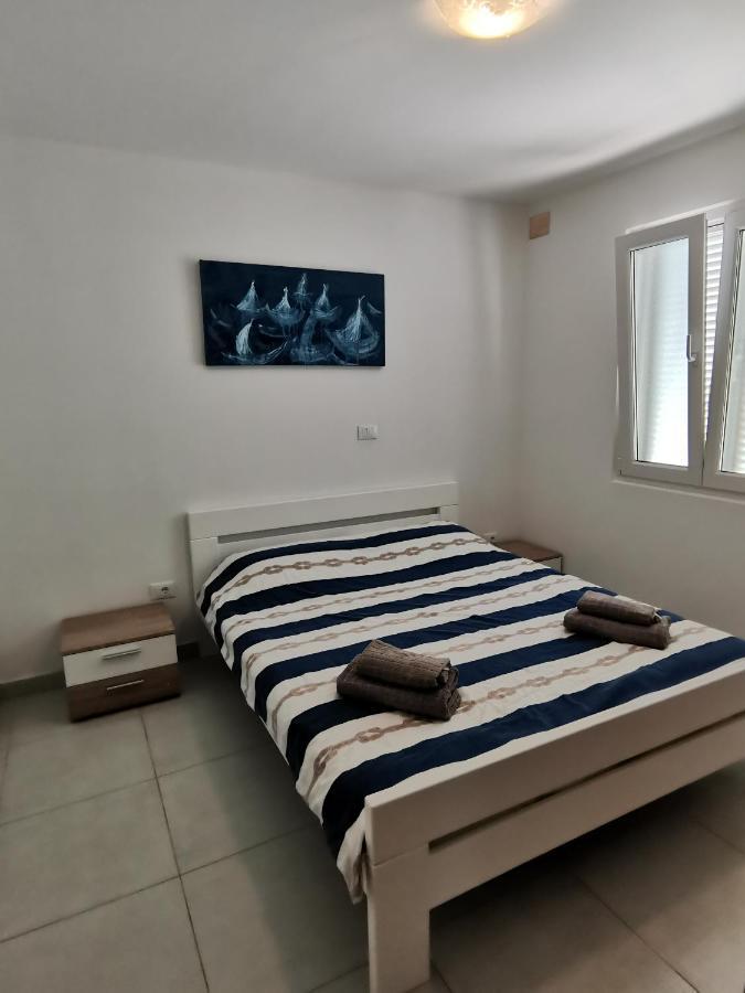 Apartments Victoria Савудрия Екстериор снимка