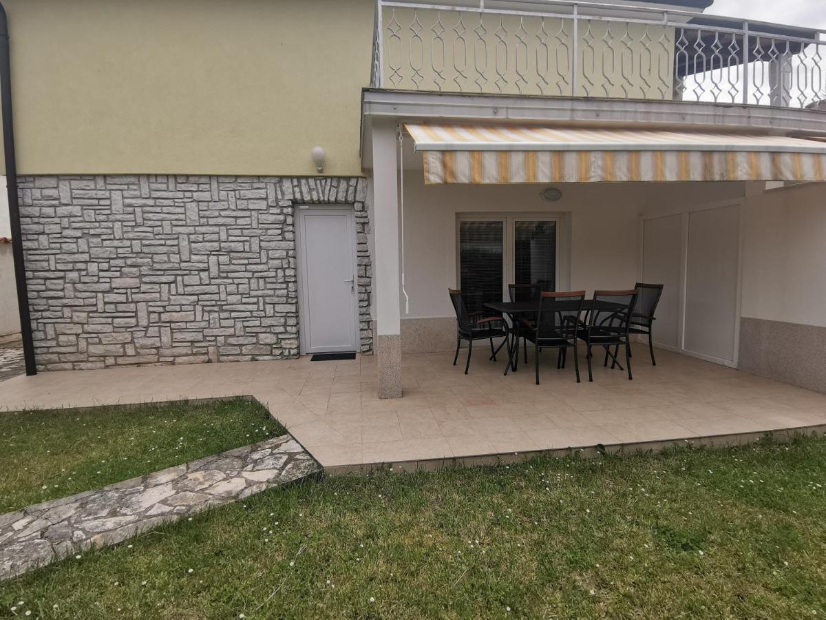 Apartments Victoria Савудрия Екстериор снимка